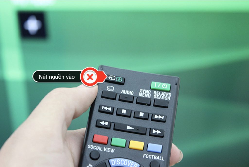 Dùng remote bấm vào nút nguồn vào của TV