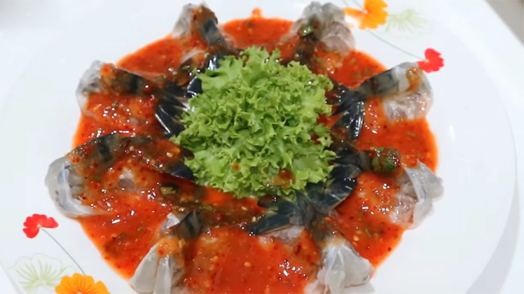 Hoàn thành món tôm sốt Thái chua cay siêu ngon