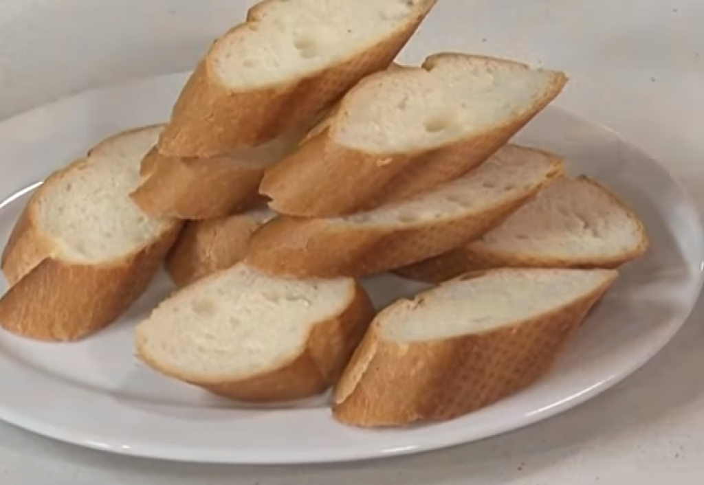 Cách làm Bánh mì nướng muối ớt thơm ngon