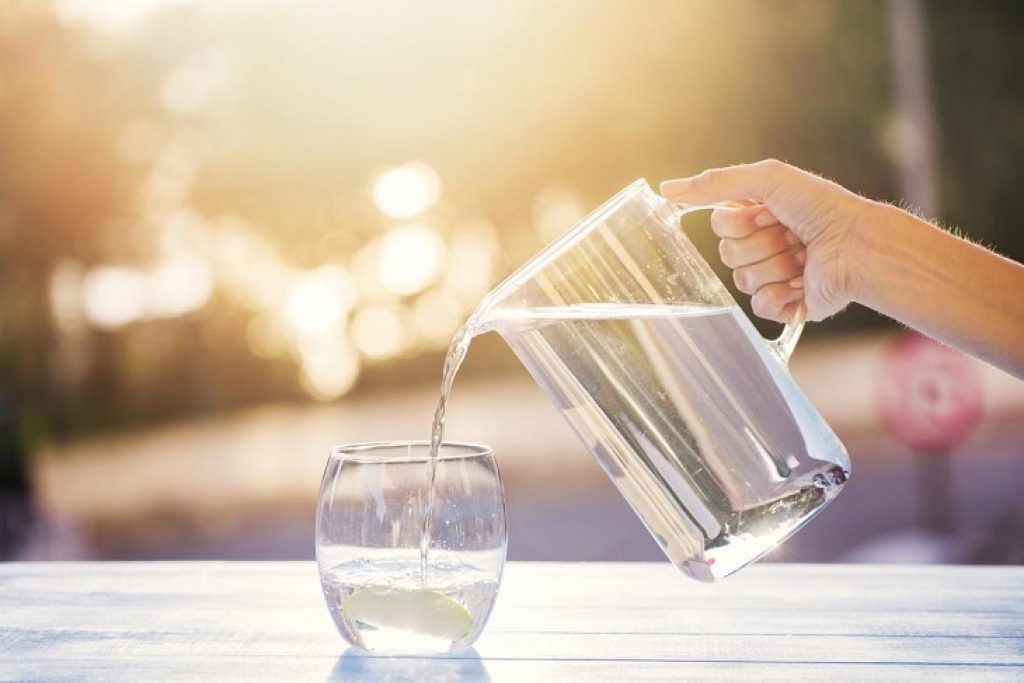 Uống nhiều nước trị môi khô hiệu quả