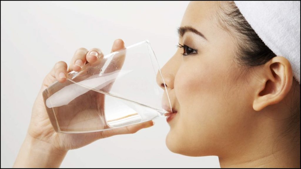 Súc miệng bằng nước sau mỗi bữa ăn để khử mùi hôi miệng nhanh nhất