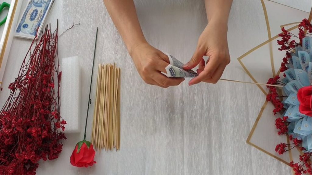 Cách làm bó hoa bằng tiền đơn giản mà tiết kiệm giấy