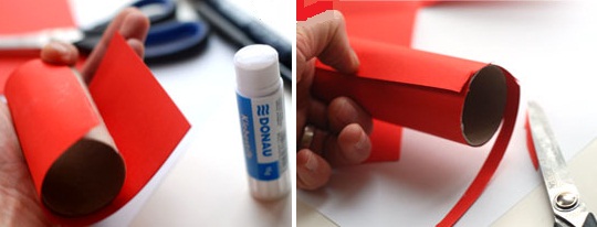 Sử dụng giấy màu đỏ dán kín xung quanh lõi giấy vệ sinh.