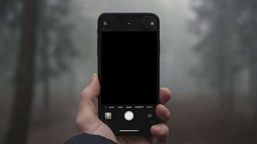 Hiện tượng khi iPhone bị lỗi đen màn hình khi vào camera